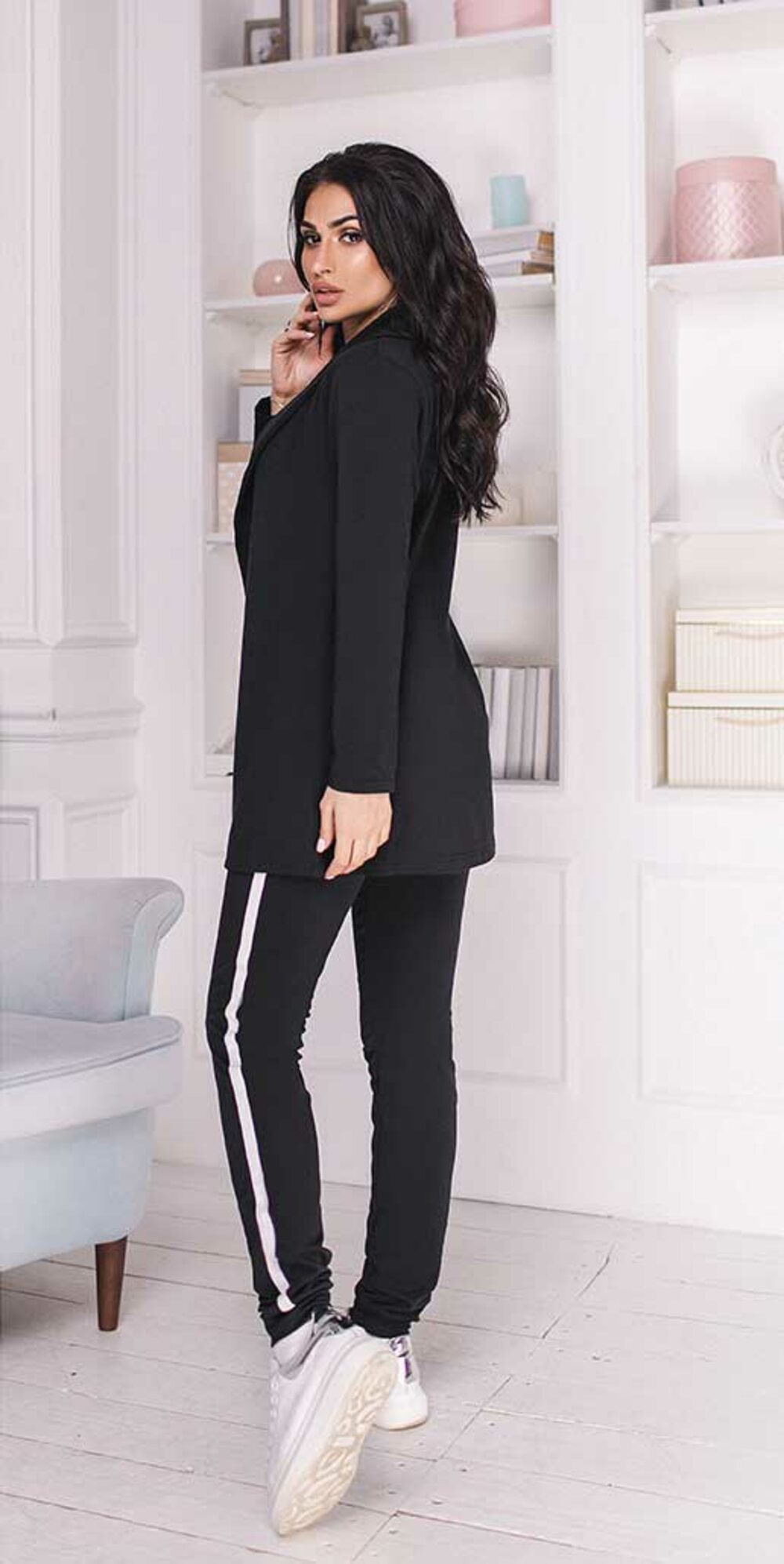 Жіночий чорний костюм зі смужкою