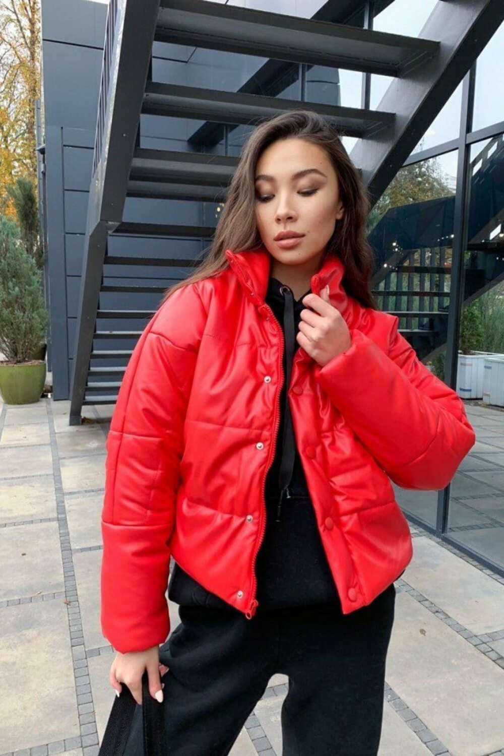 Червона шкіряна утеплена куртка