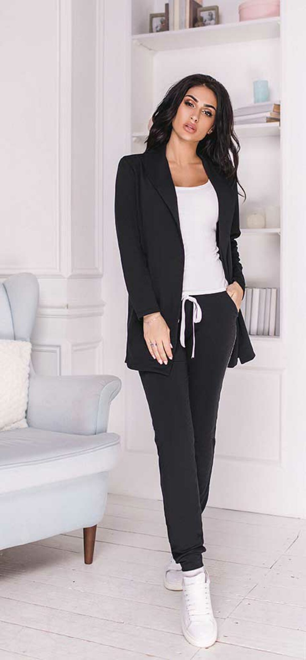 Жіночий чорний костюм зі смужкою