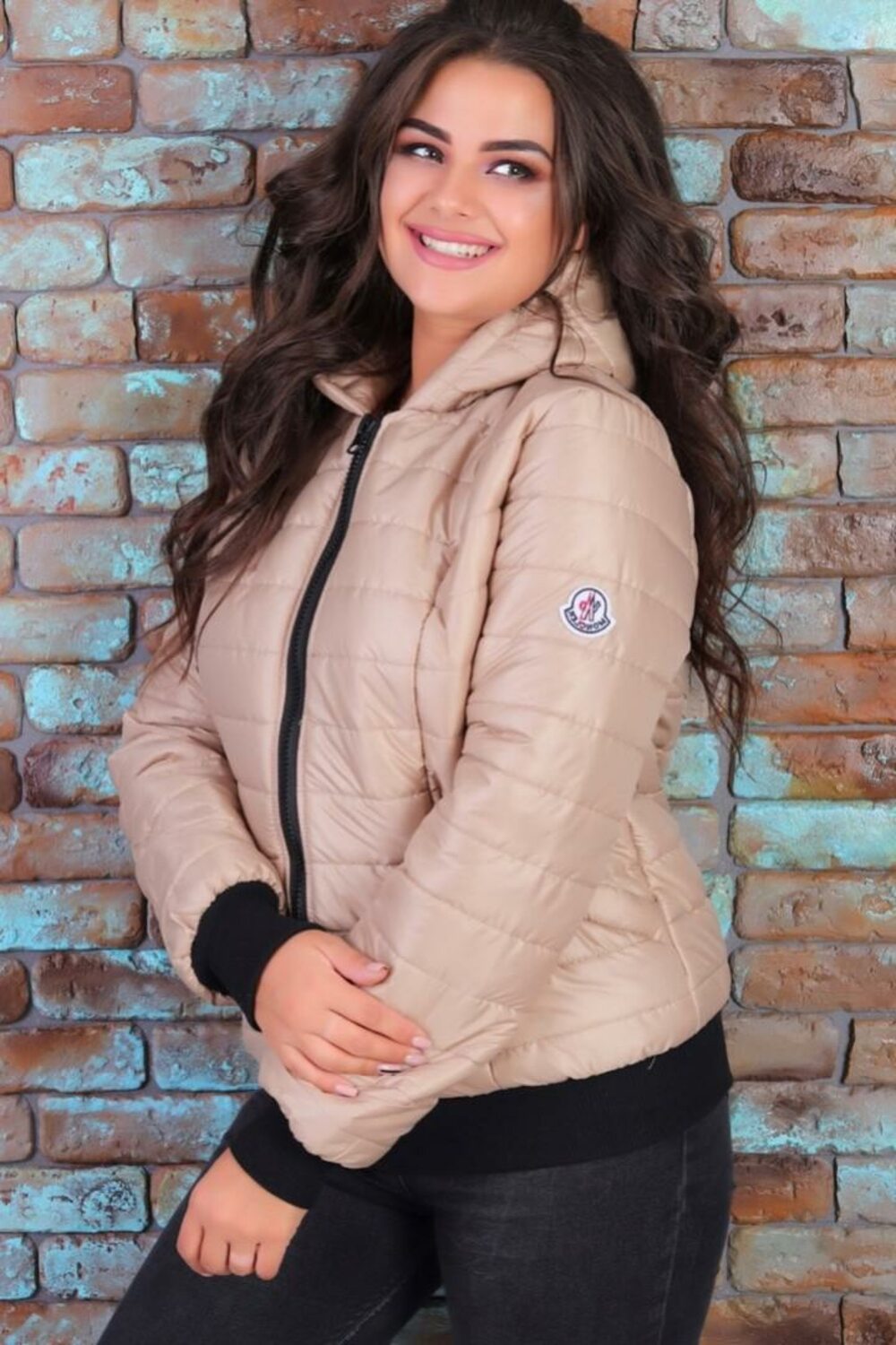 Красивая куртка плащевка с капюшоном