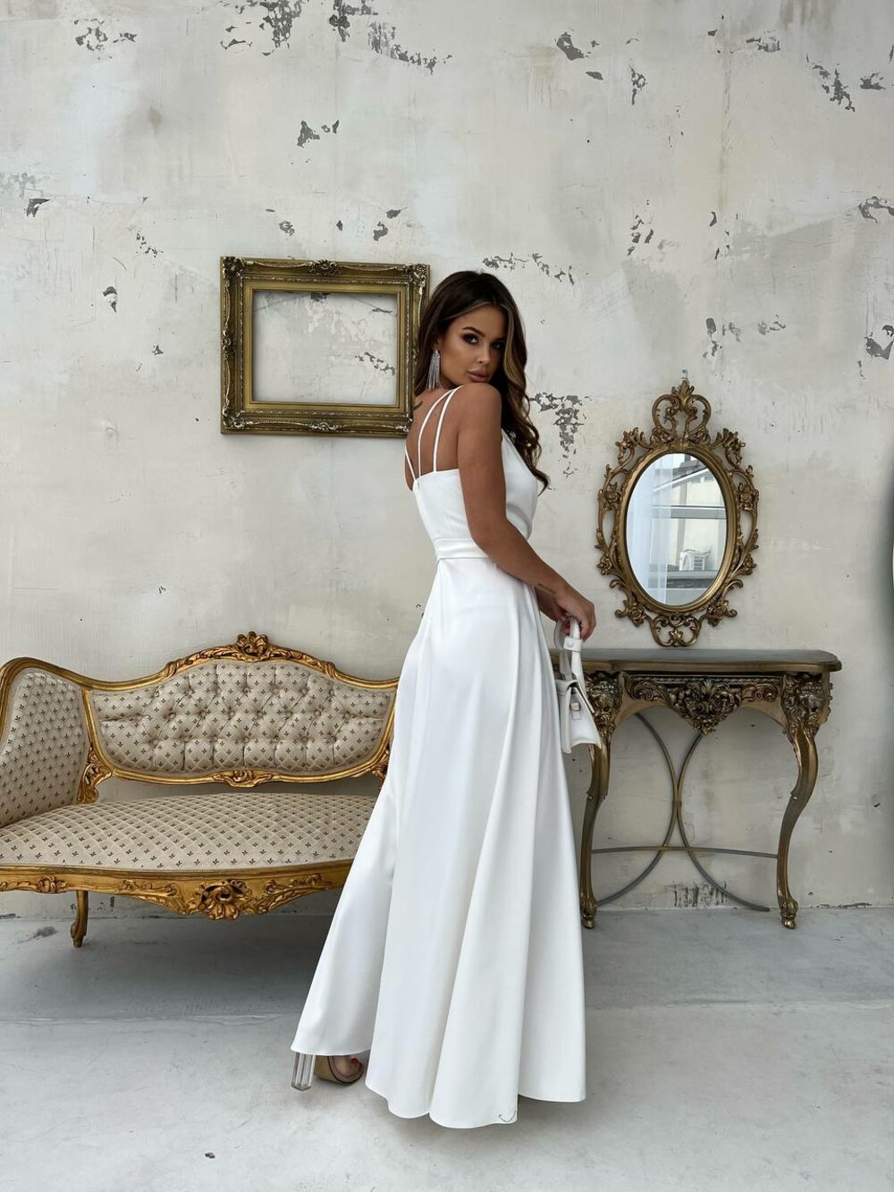 Витончена біла вечірня сукня з аталасу