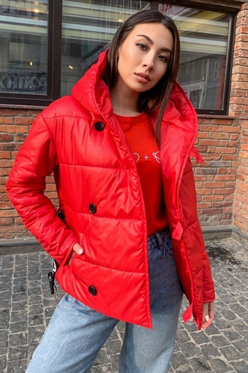 Зимова червона куртка