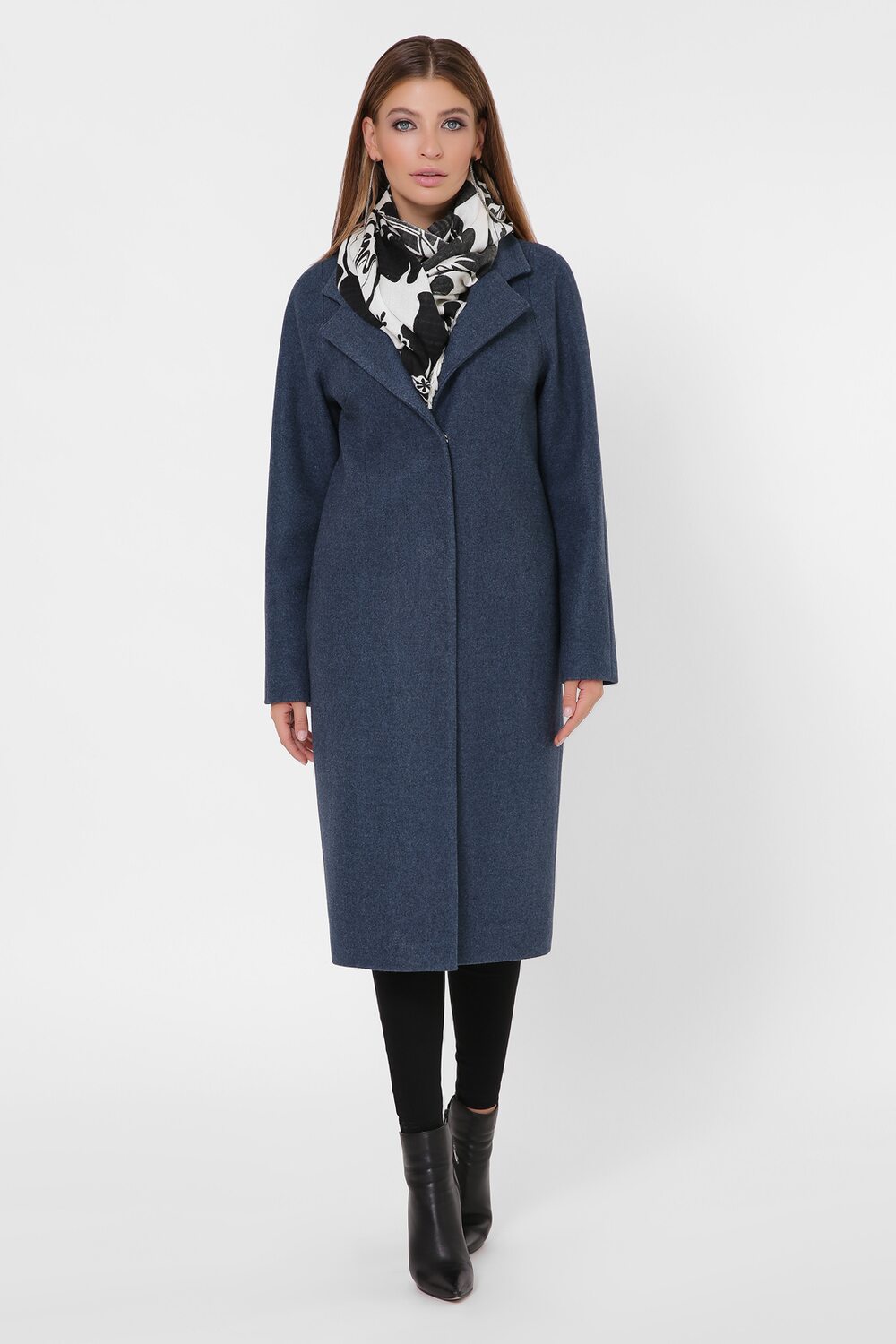 Подовжене жіноче демісезонне пальто.