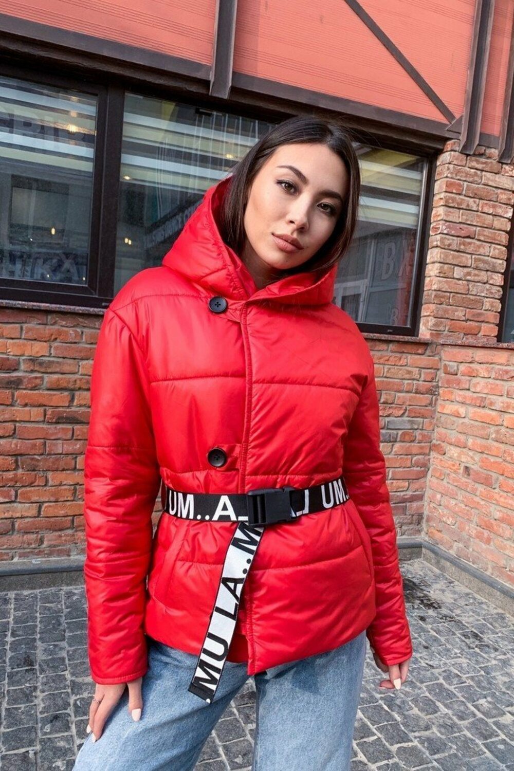 Зимова червона куртка