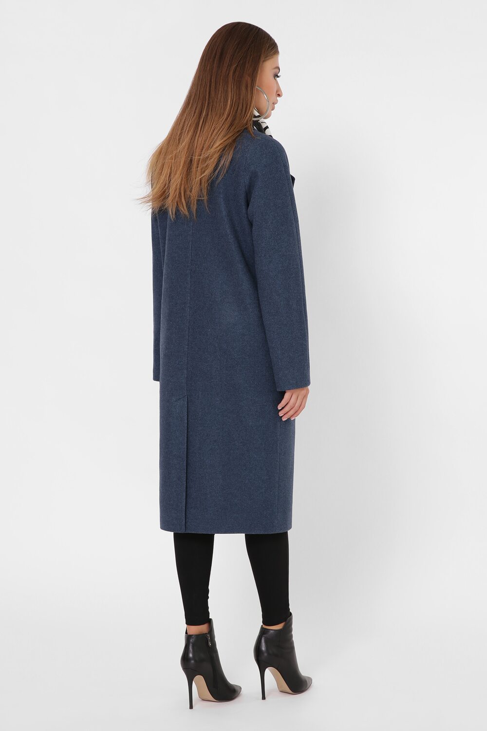 Подовжене жіноче демісезонне пальто.