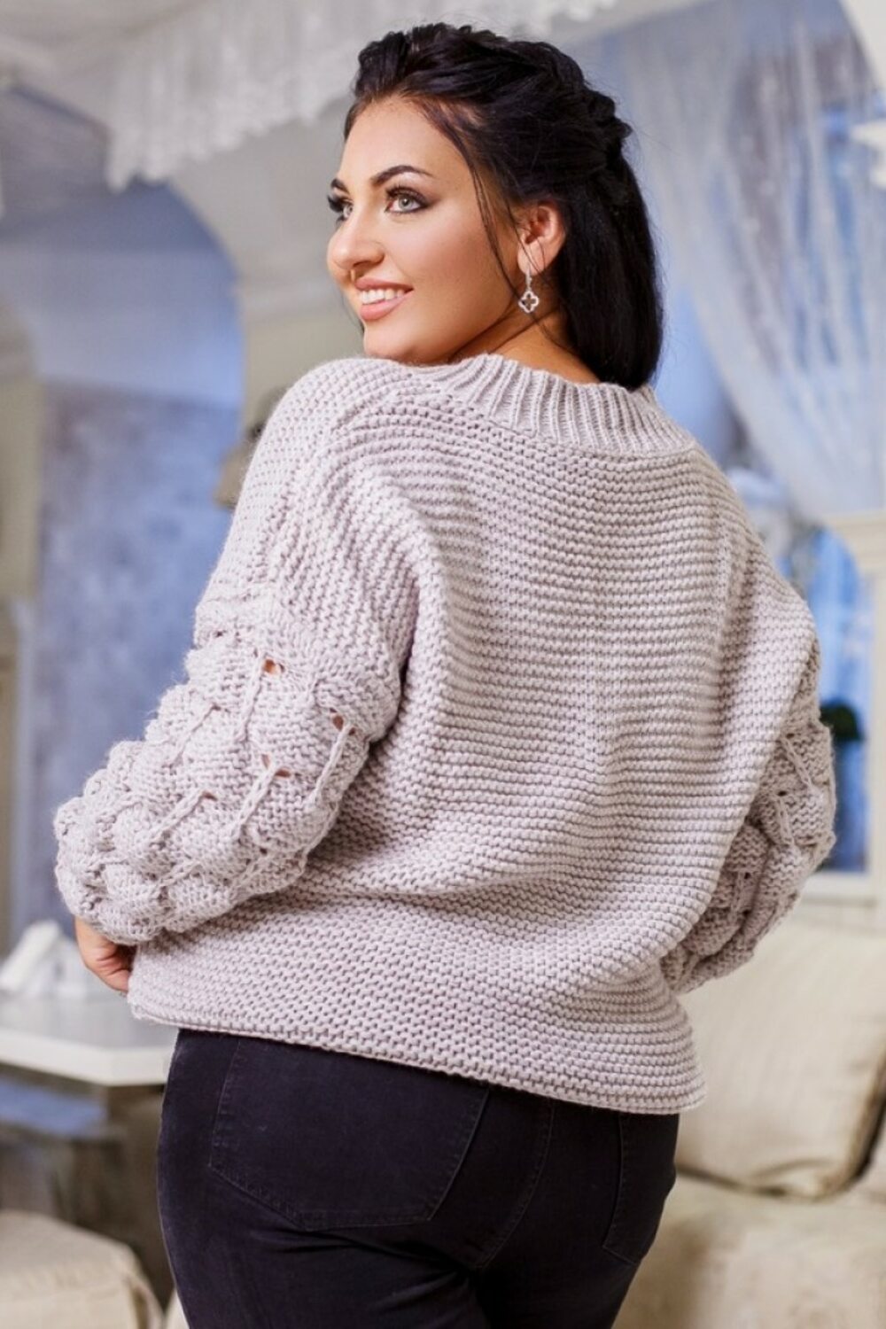 Пуловер с ажурными рукавами