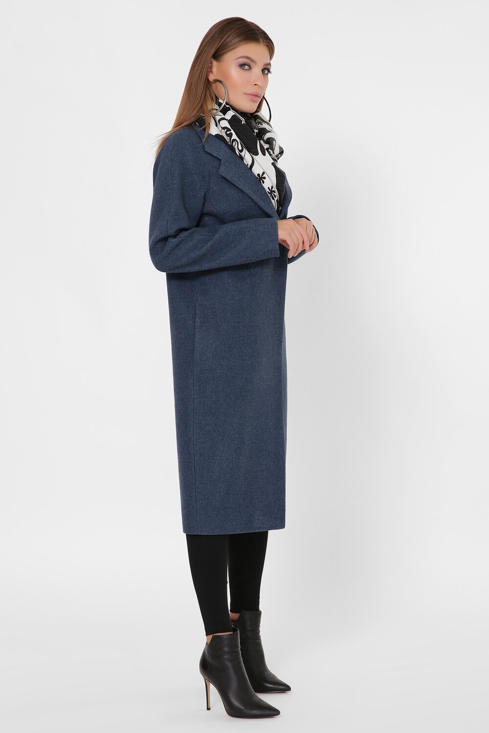 Подовжене жіноче демісезонне пальто.