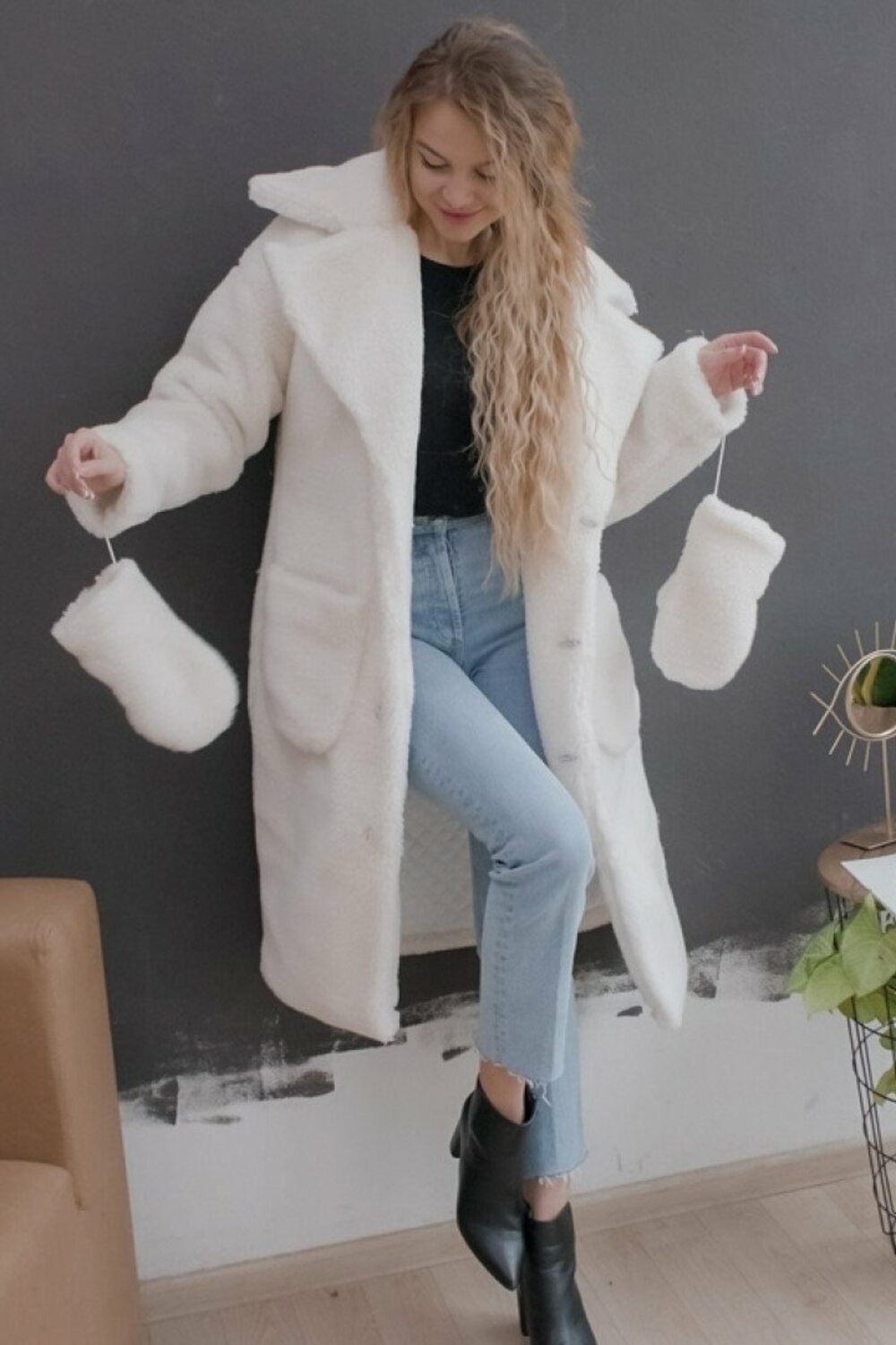 Варежки и шуба ниже колен