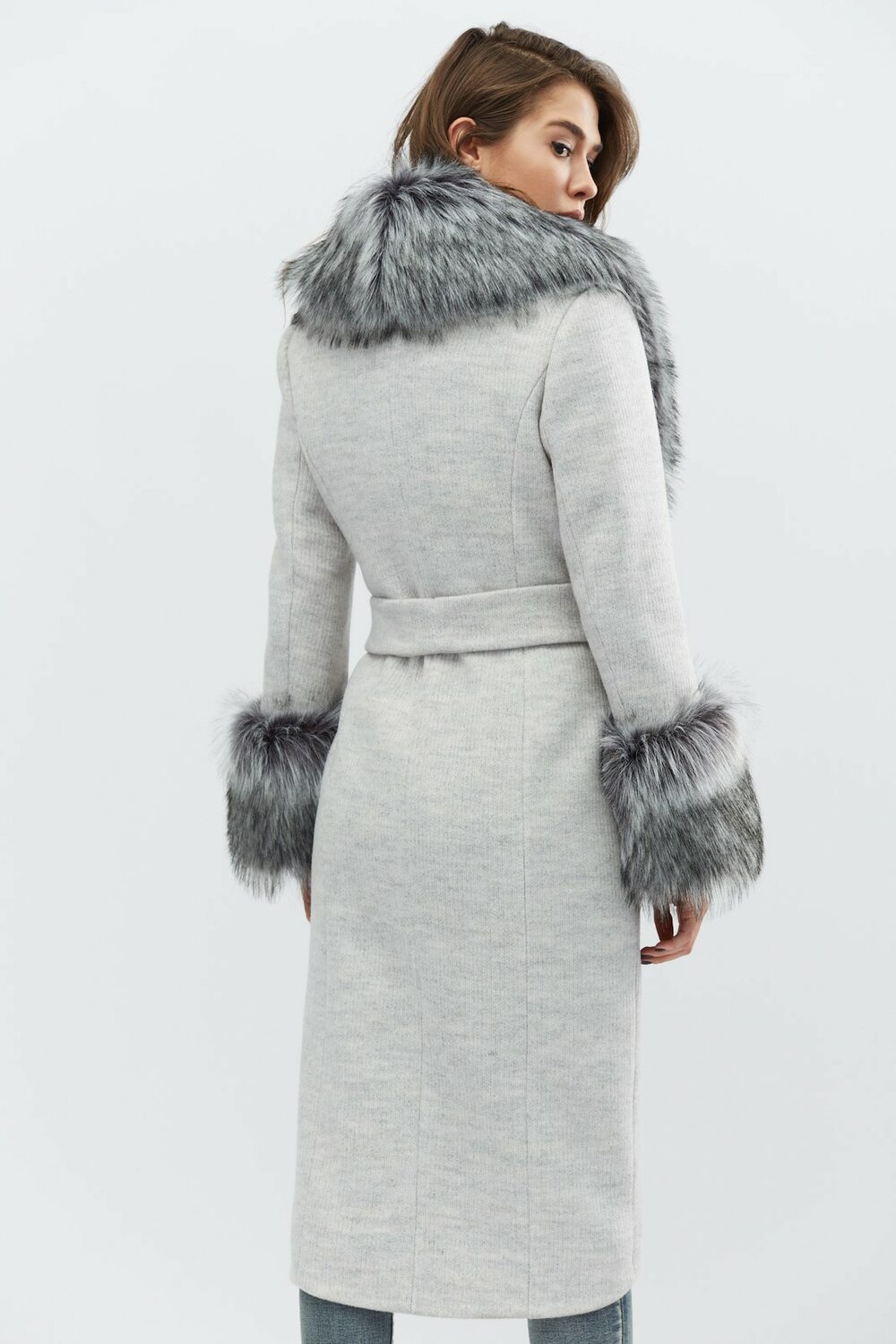 Зимове подовжене пальто з хутром на рукавах