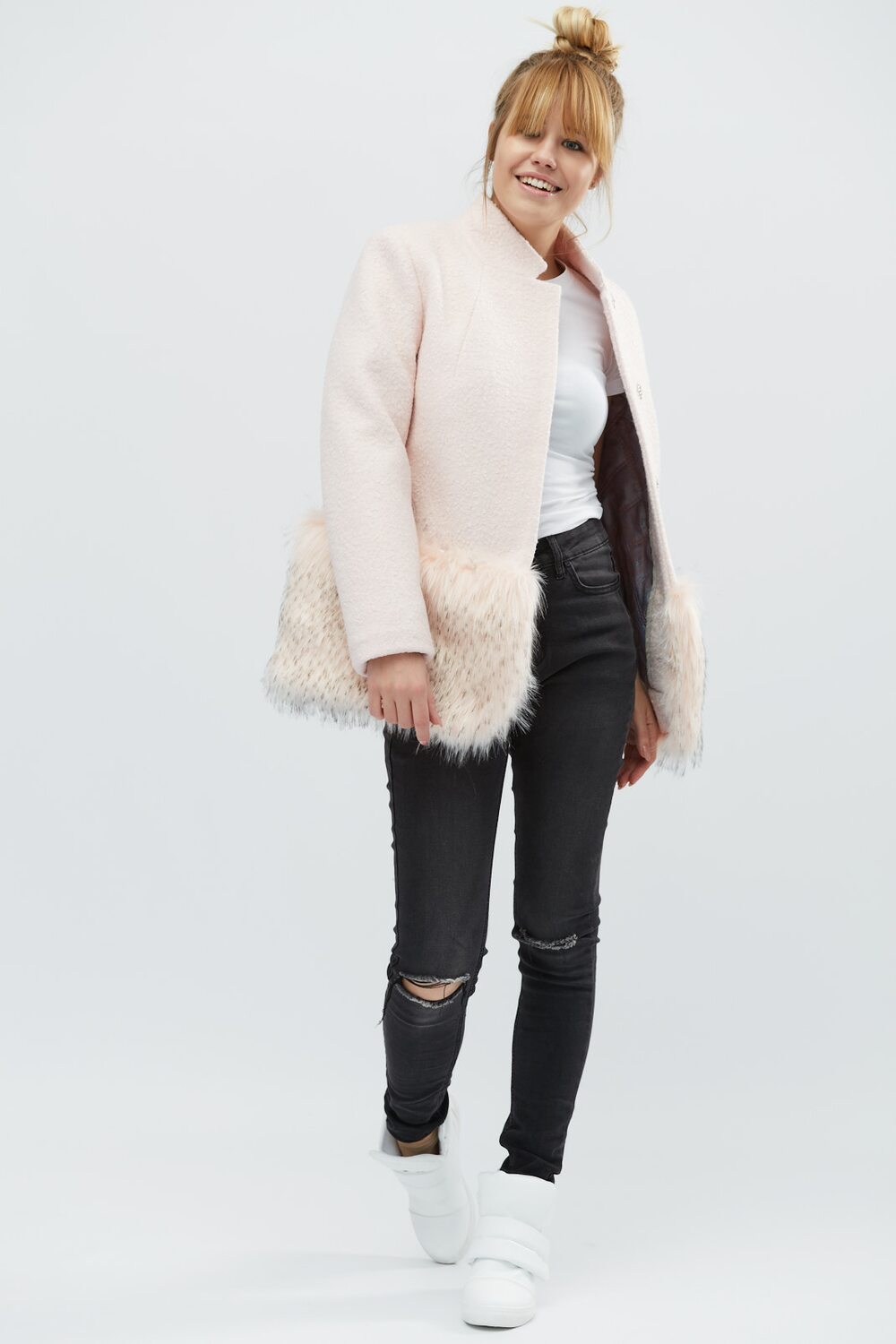 Коротке утеплене пальто з хутром