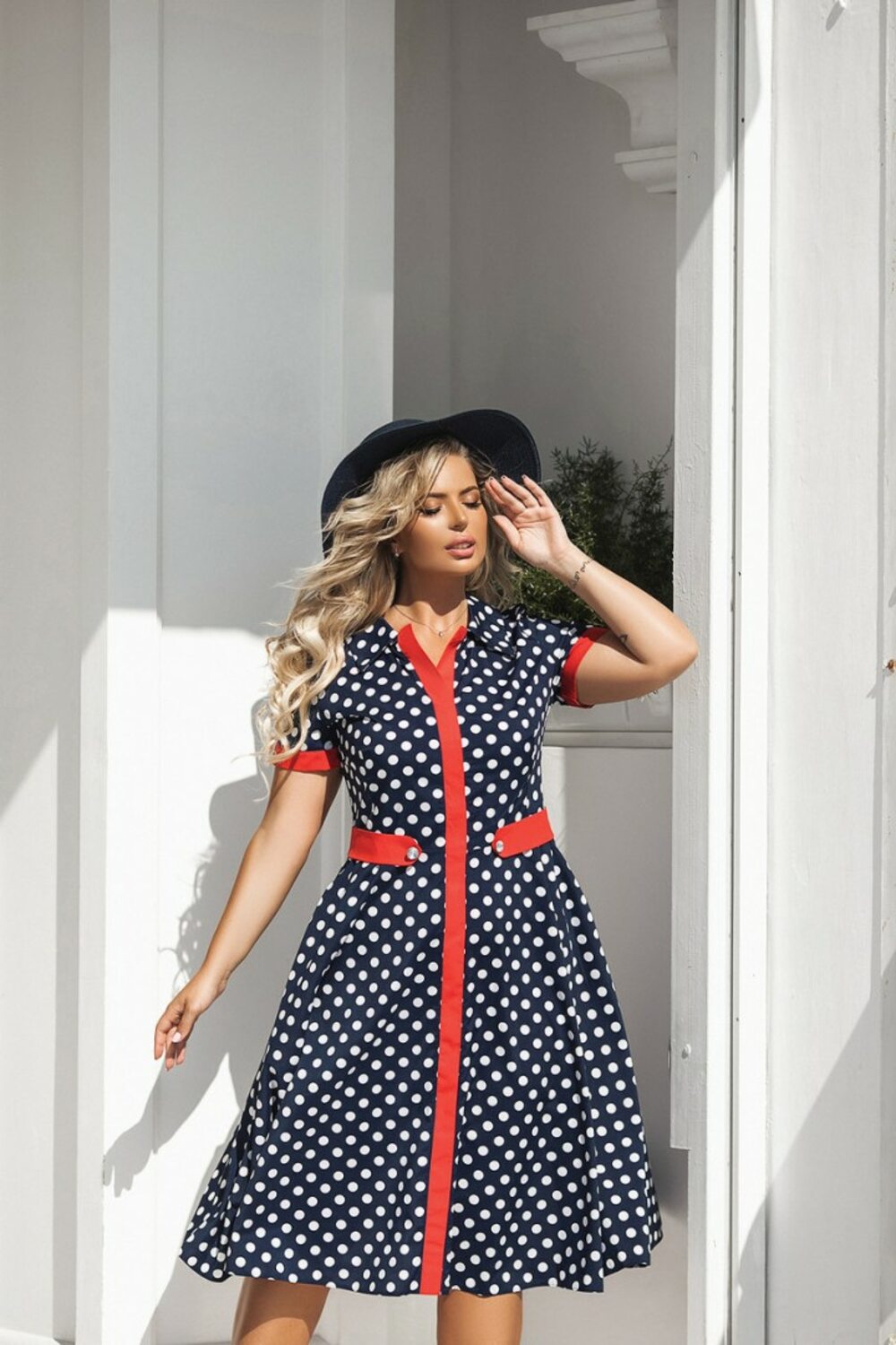 Модное платье в горох синее