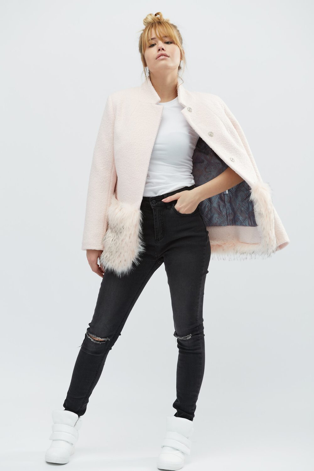 Коротке утеплене пальто з хутром