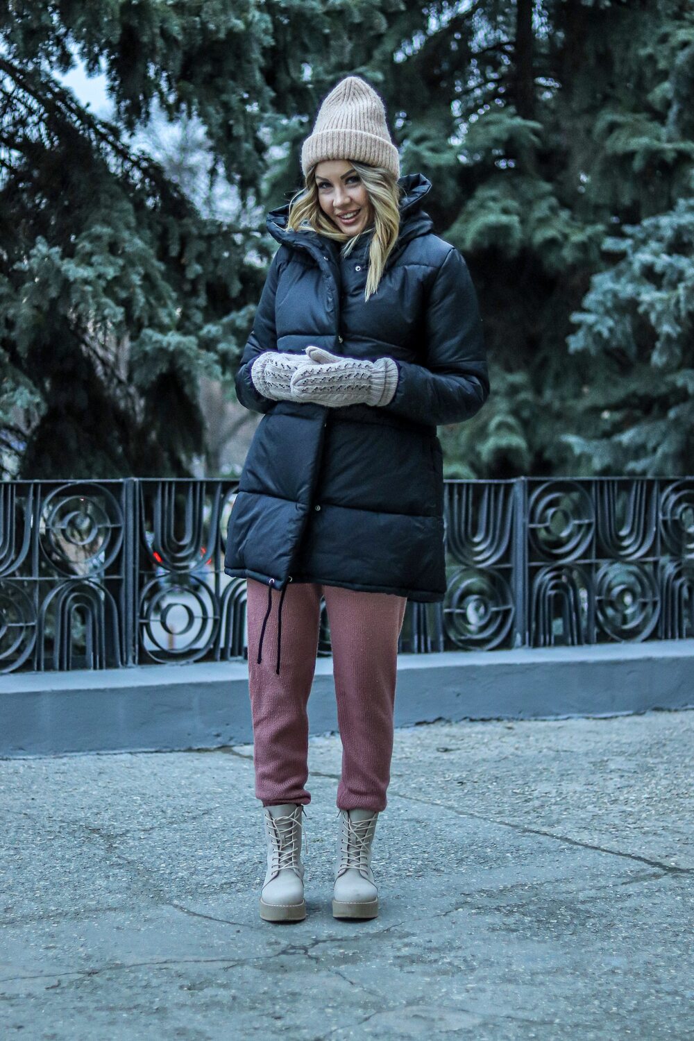 Чорна зимова куртка жіноча зефірка