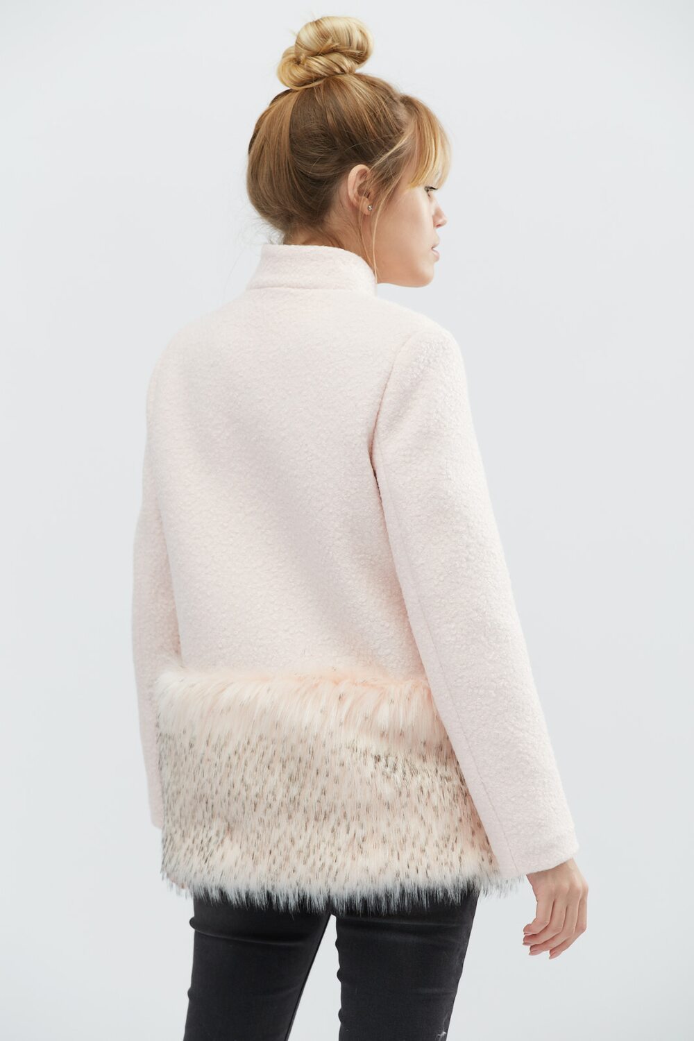 Коротке утеплене пальто з хутром