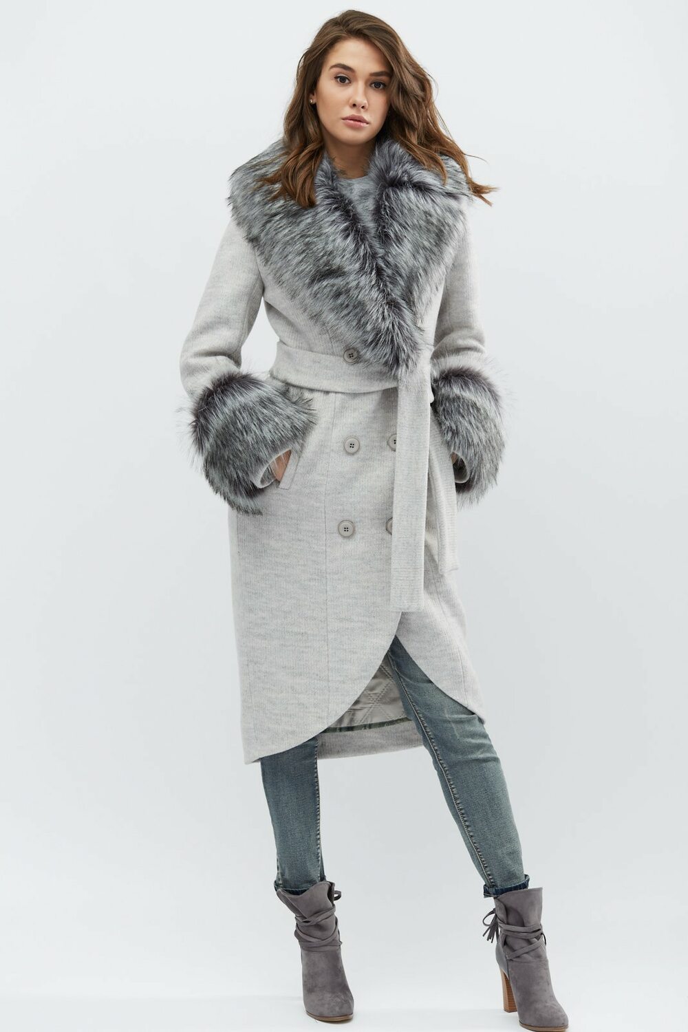 Зимове подовжене пальто з хутром на рукавах