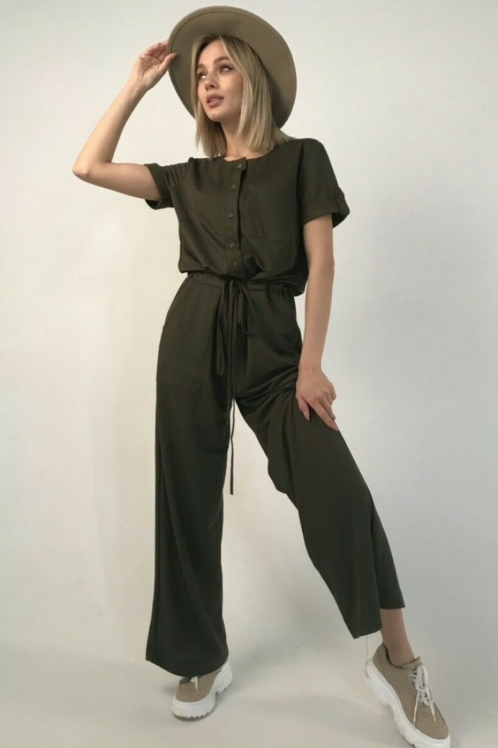 Льняной комбинезон на пуговицах женский