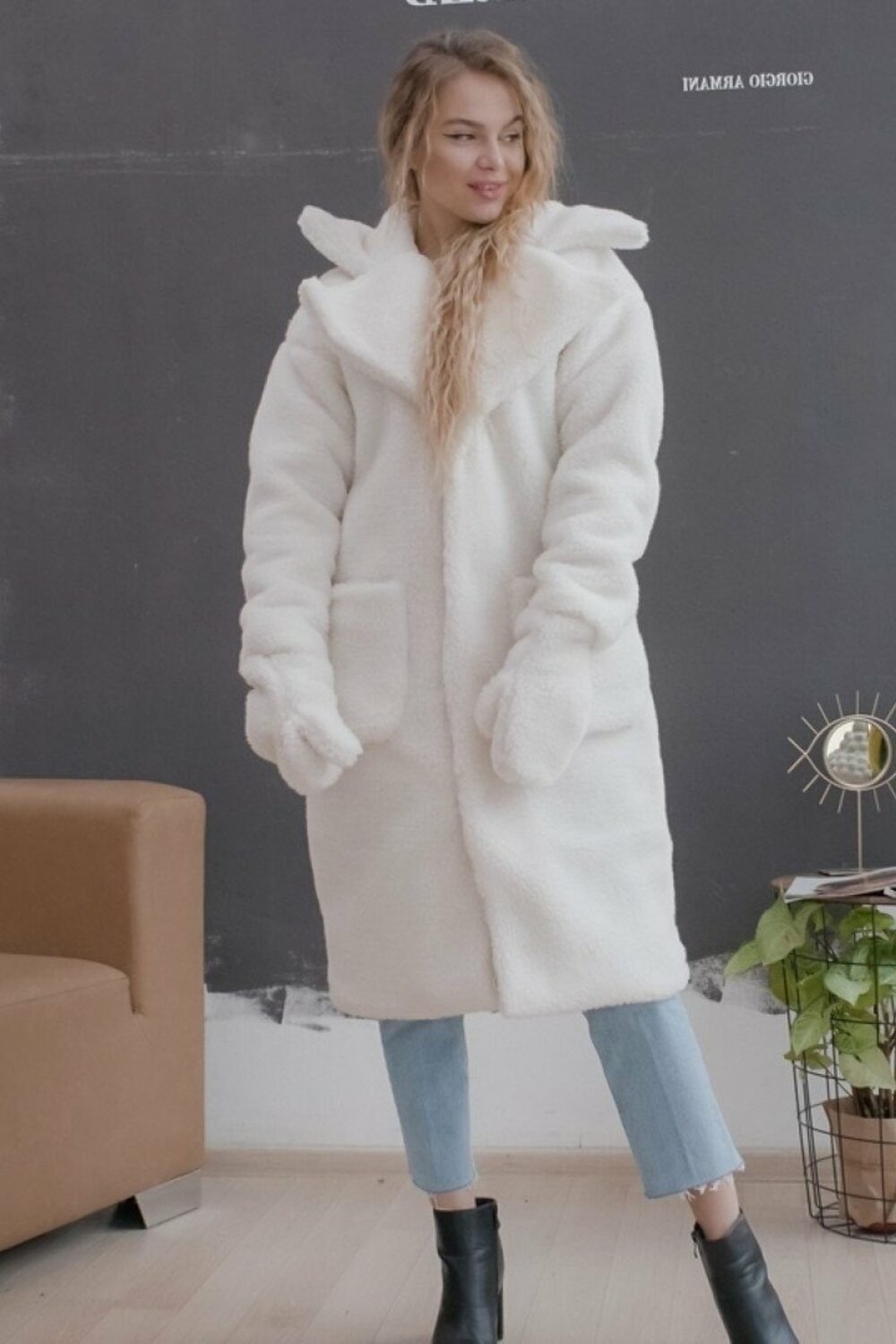 Варежки и шуба ниже колен