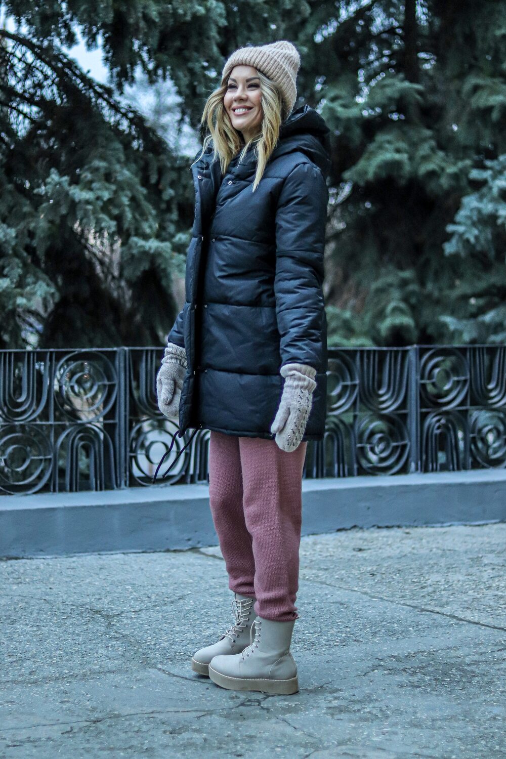 Чорна зимова куртка жіноча зефірка