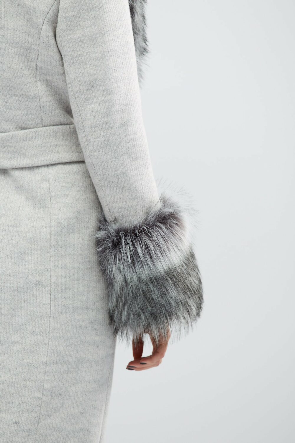 Зимове подовжене пальто з хутром на рукавах