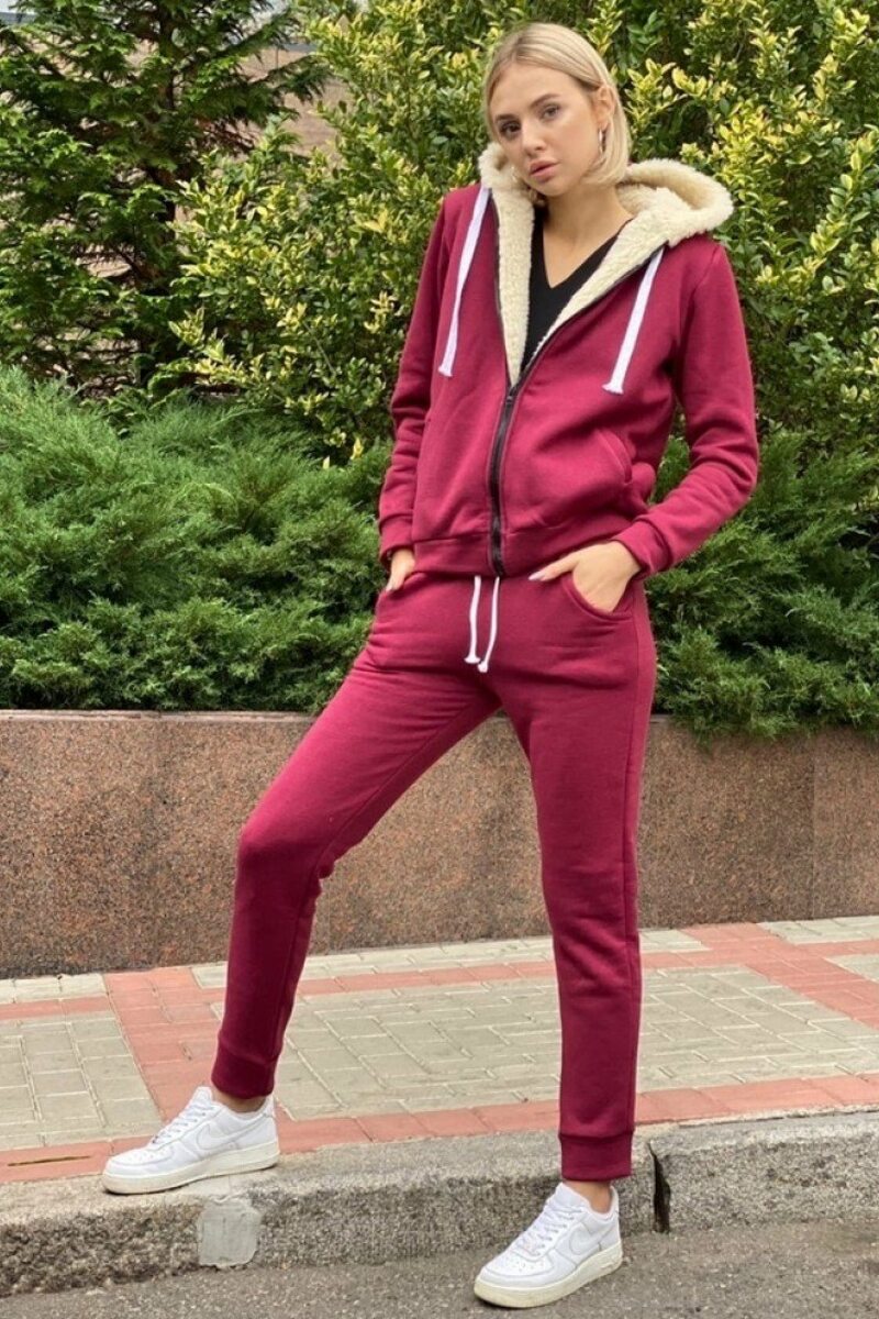 Жіночий костюм з хутром