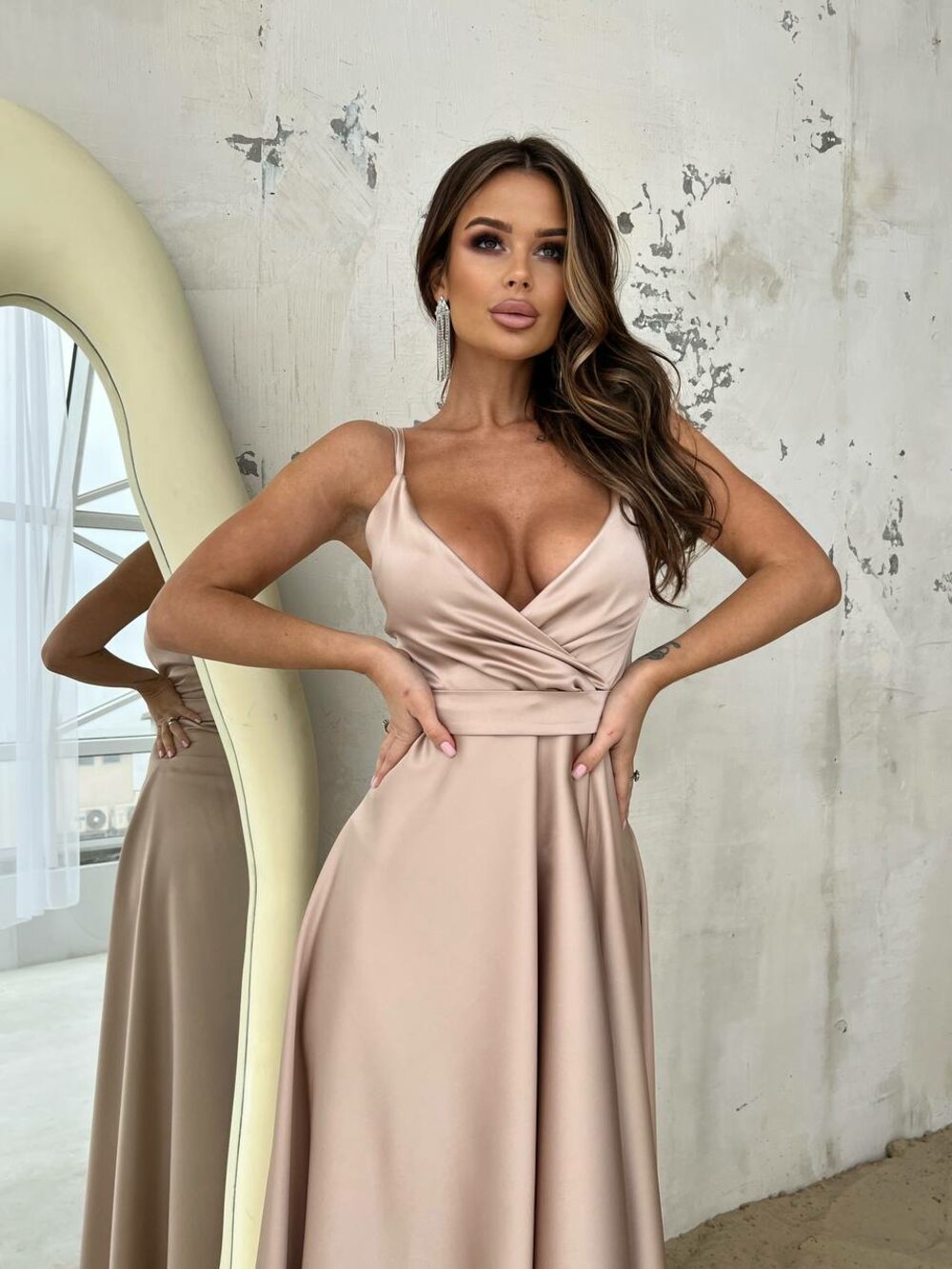 Изящное бежевое вечернее платье из аталаса