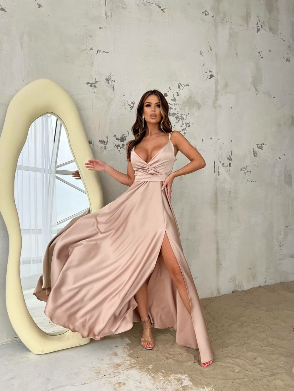 Изящное бежевое вечернее платье из аталаса