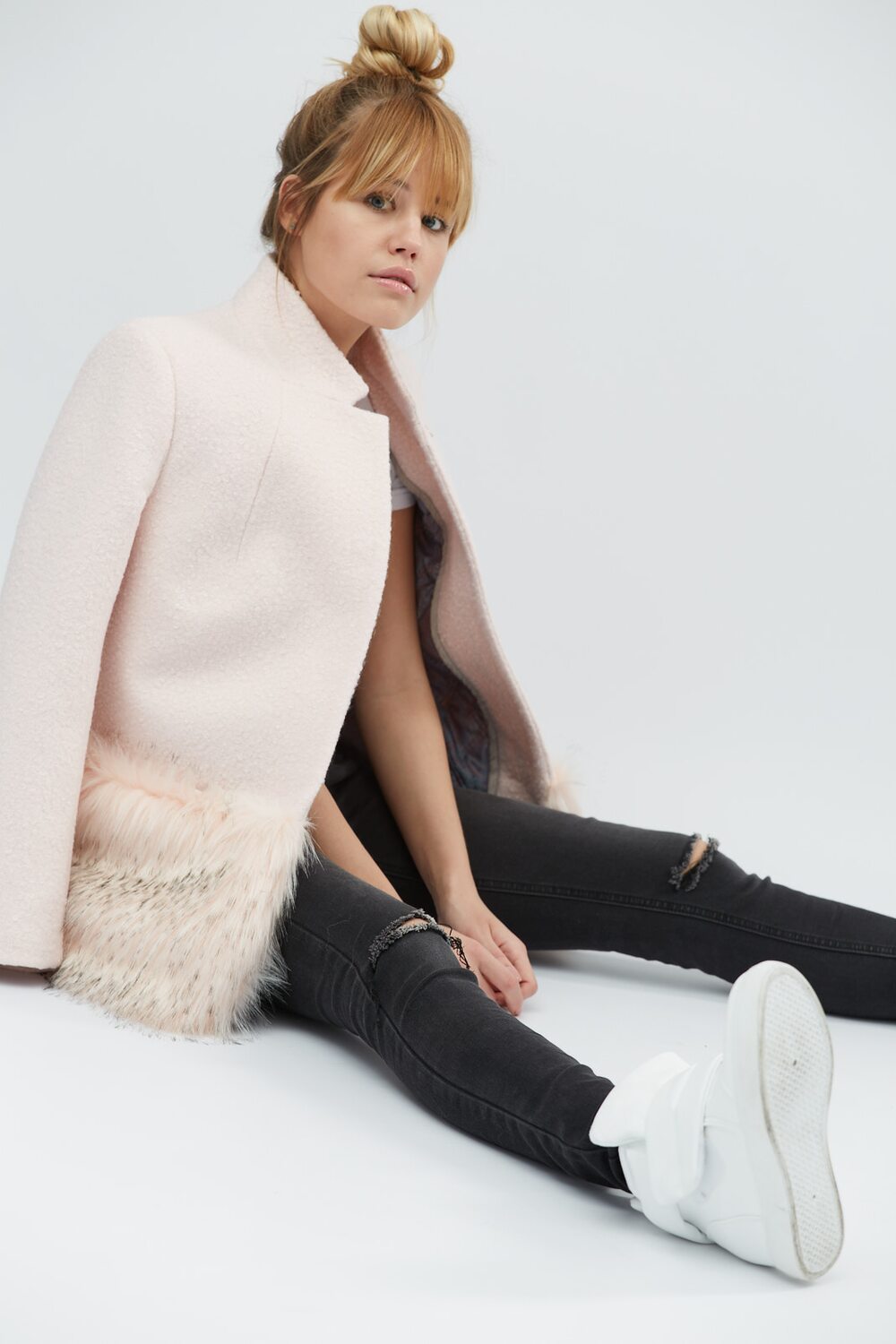 Коротке утеплене пальто з хутром