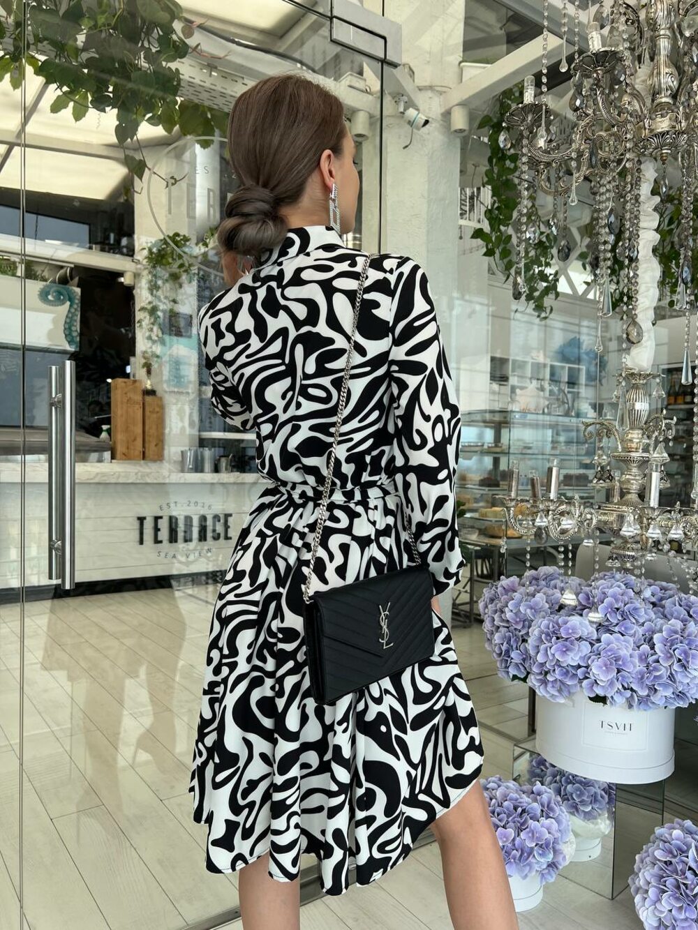 Прекрасное платье черного цвета с поясом