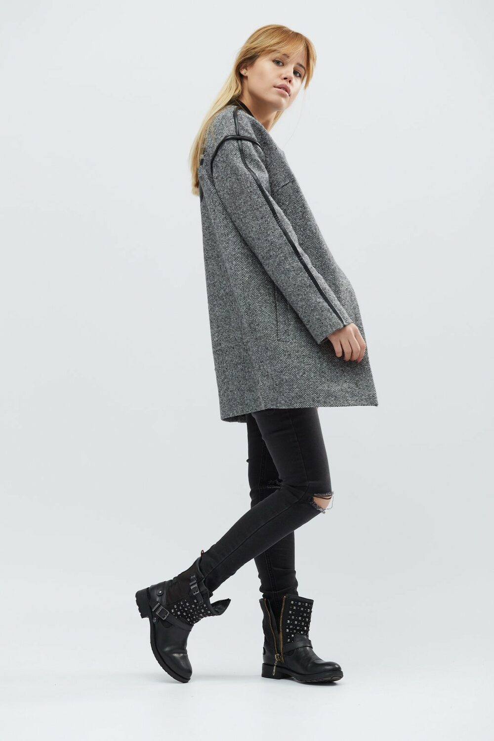 Жіноче пальто щільна пальтова тканина.