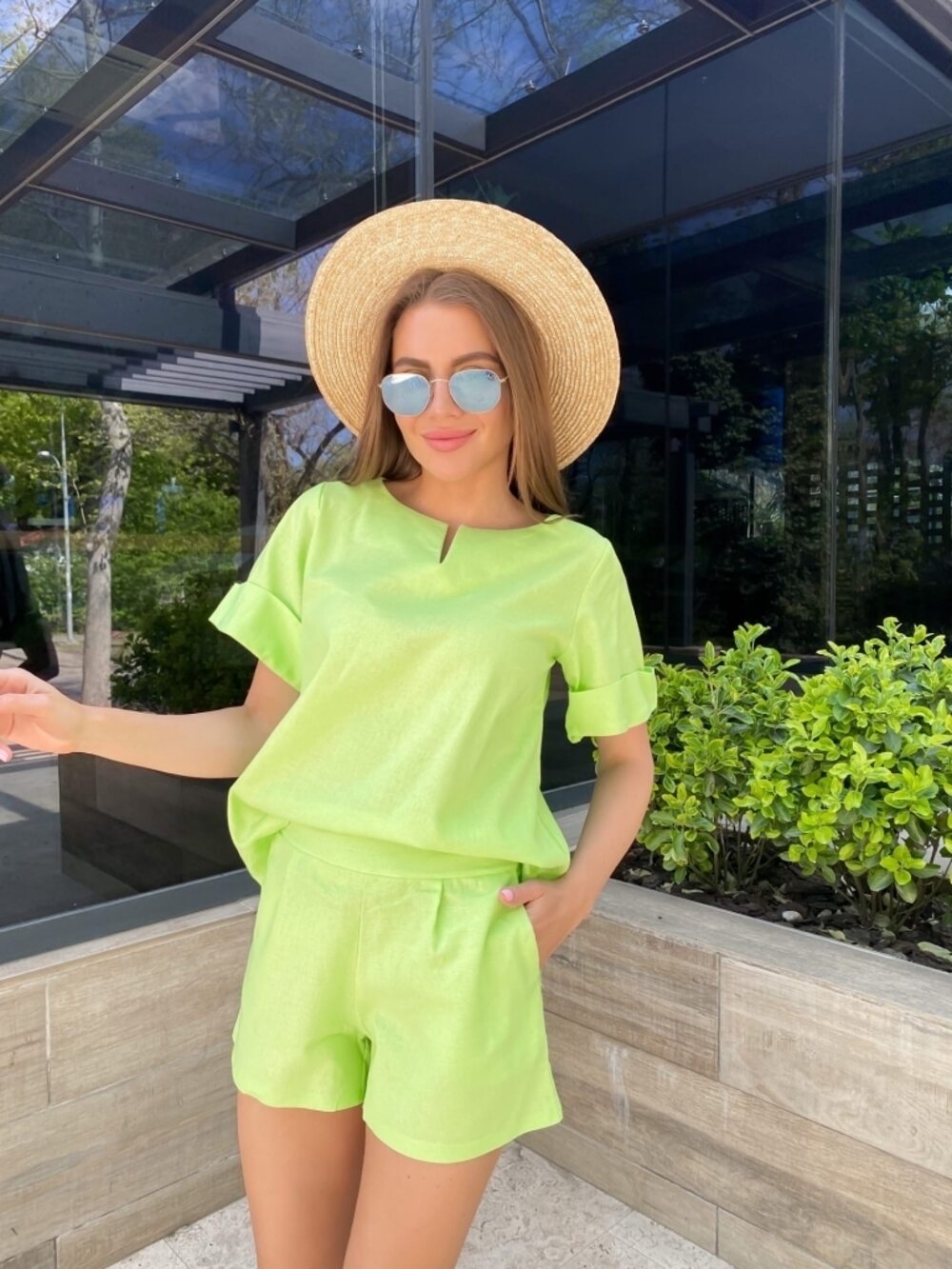Салатовий костюм із шортами