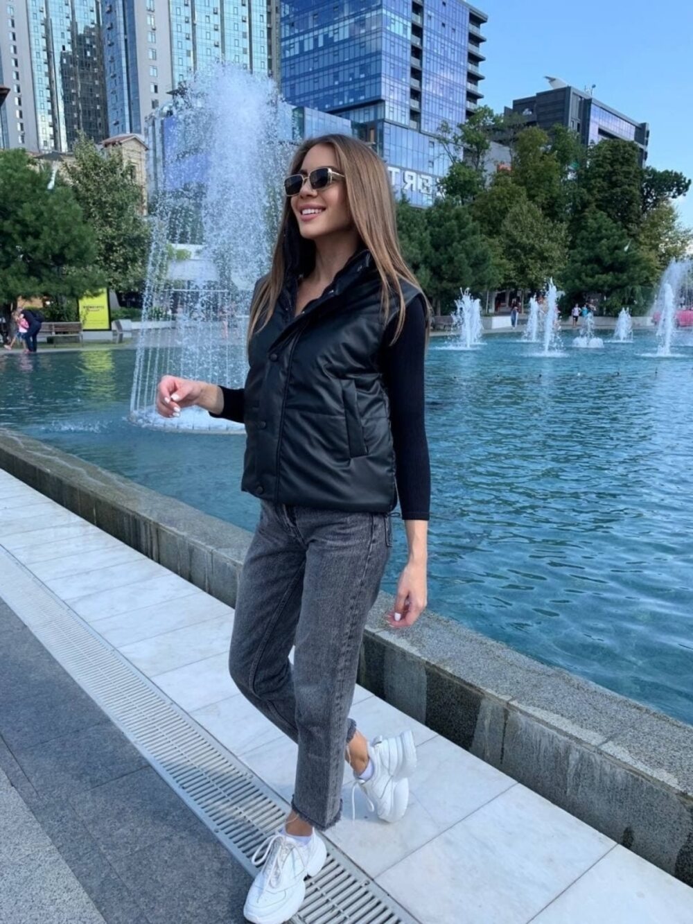 Жилетка з екошкіри на змійці та кнопках