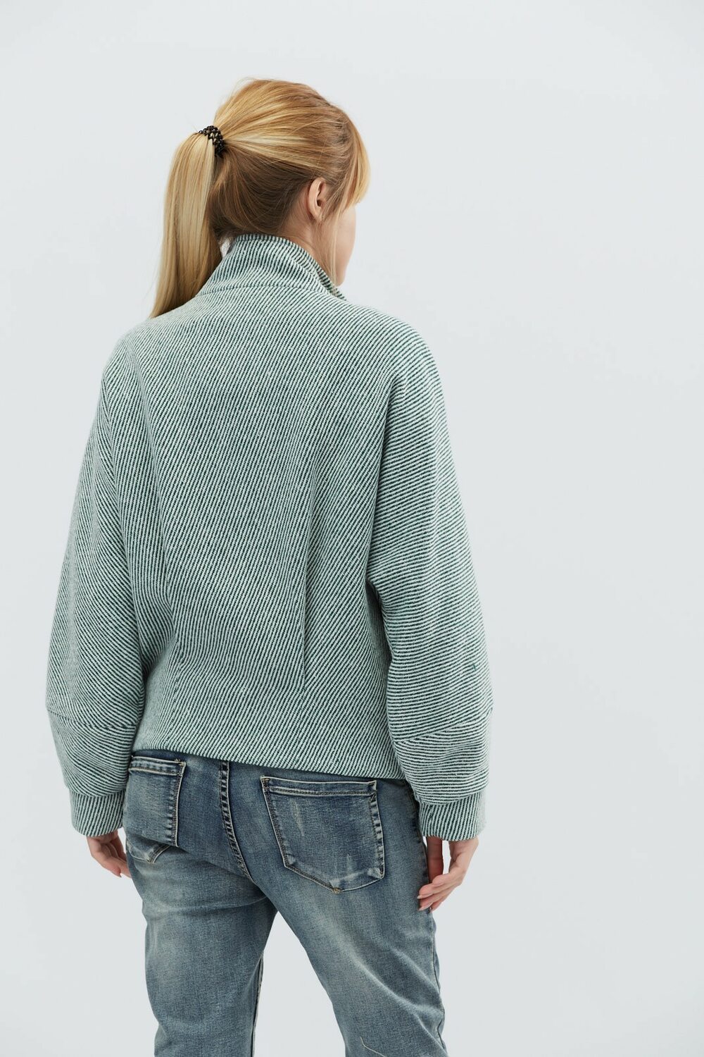 Коротке пальто з накладними кишенями