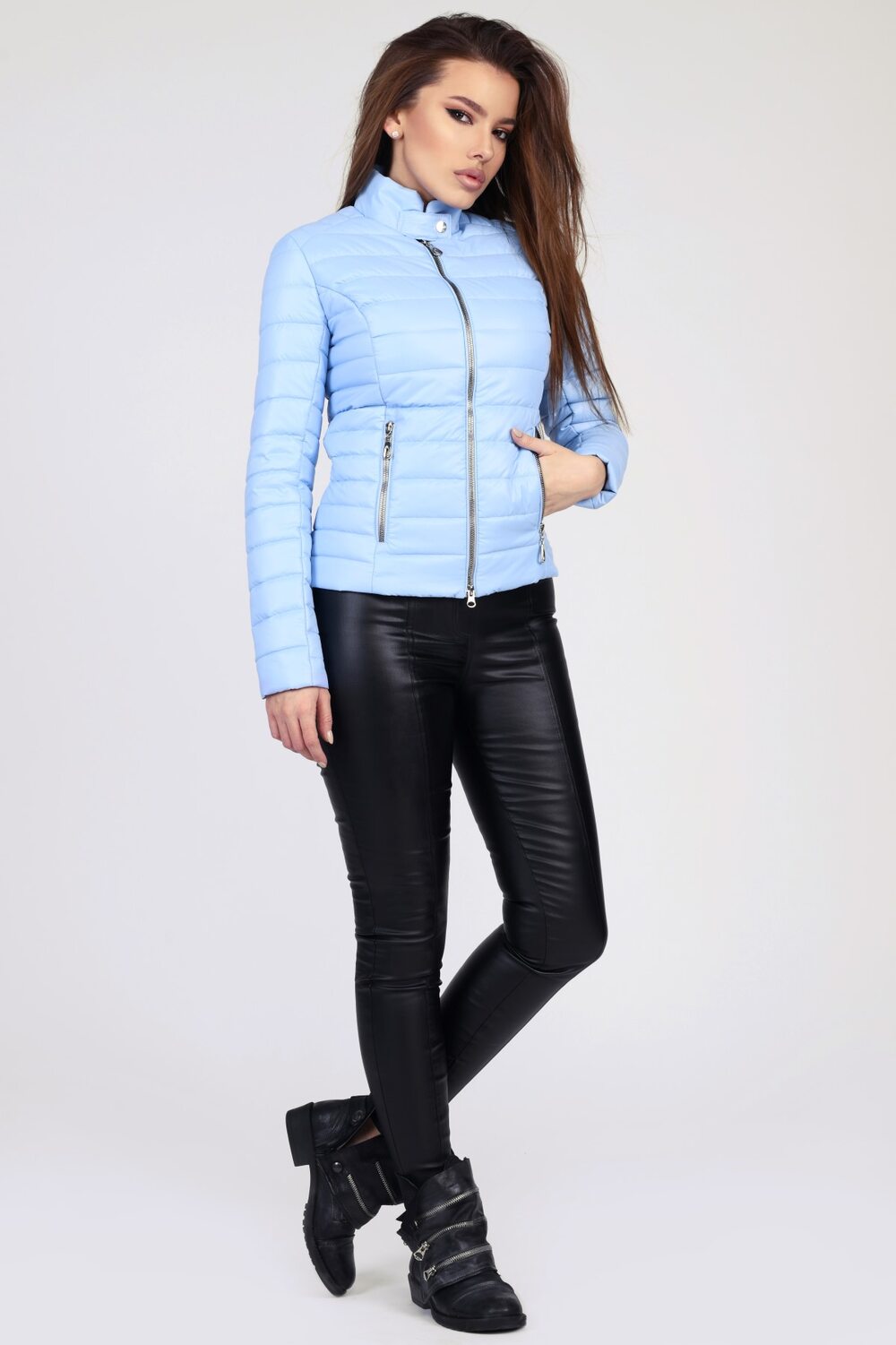 Короткая демисезонная куртка голубого цвета