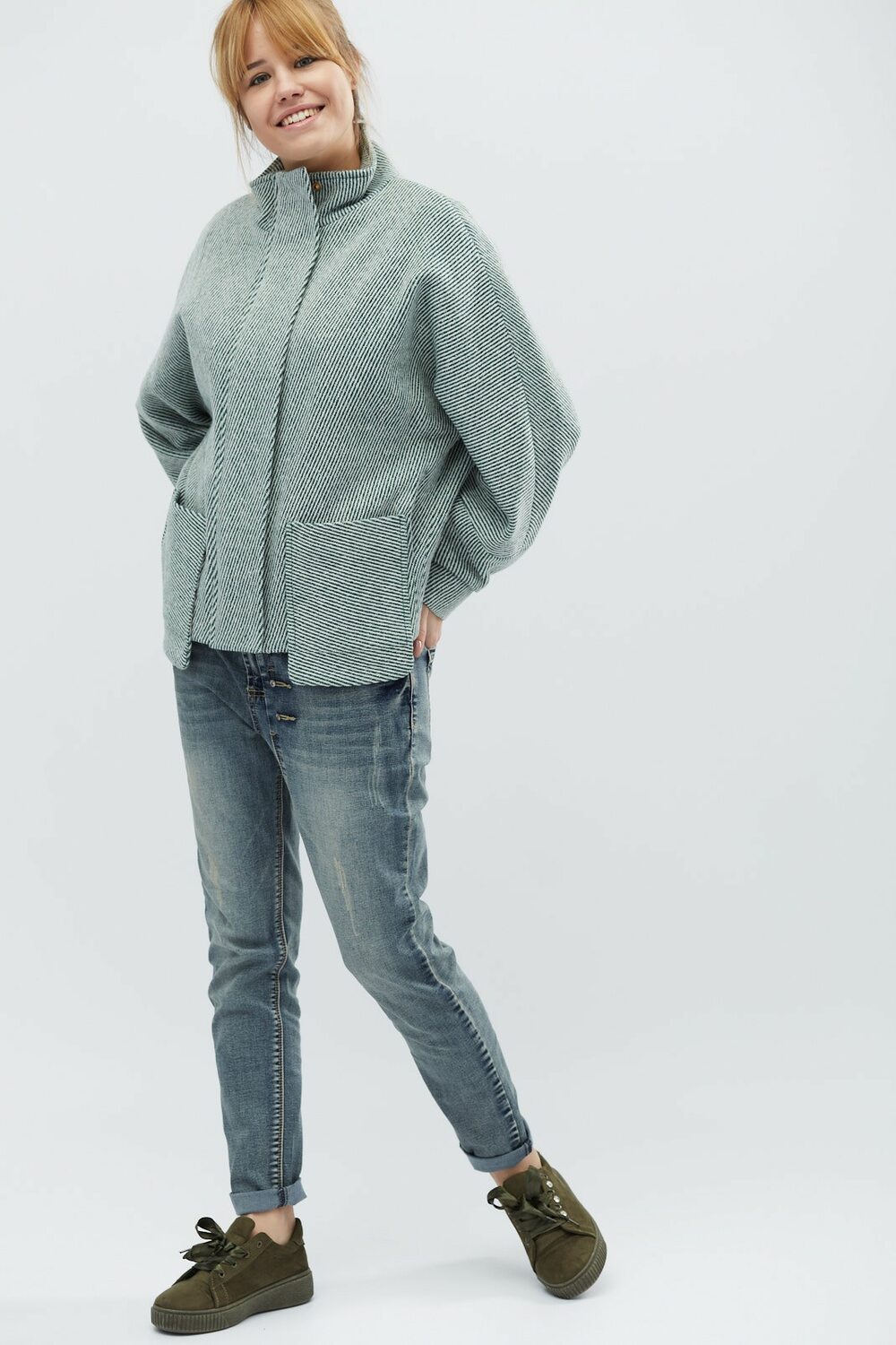 Коротке пальто з накладними кишенями