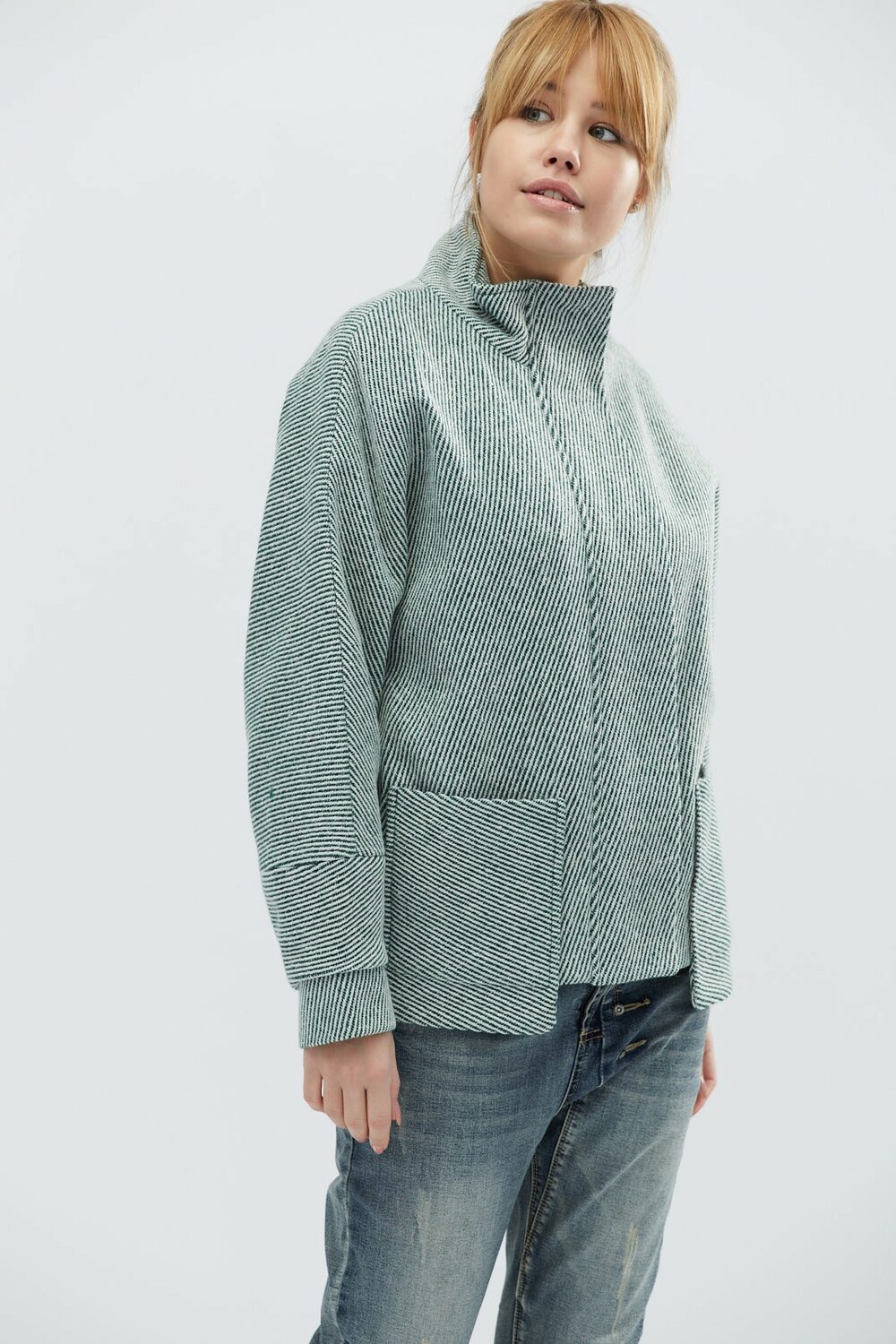 Коротке пальто з накладними кишенями