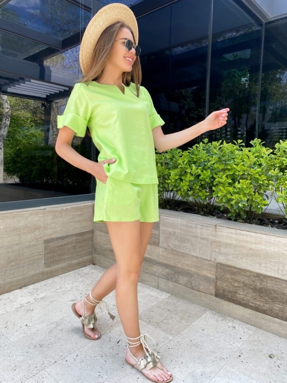 Салатовий костюм із шортами