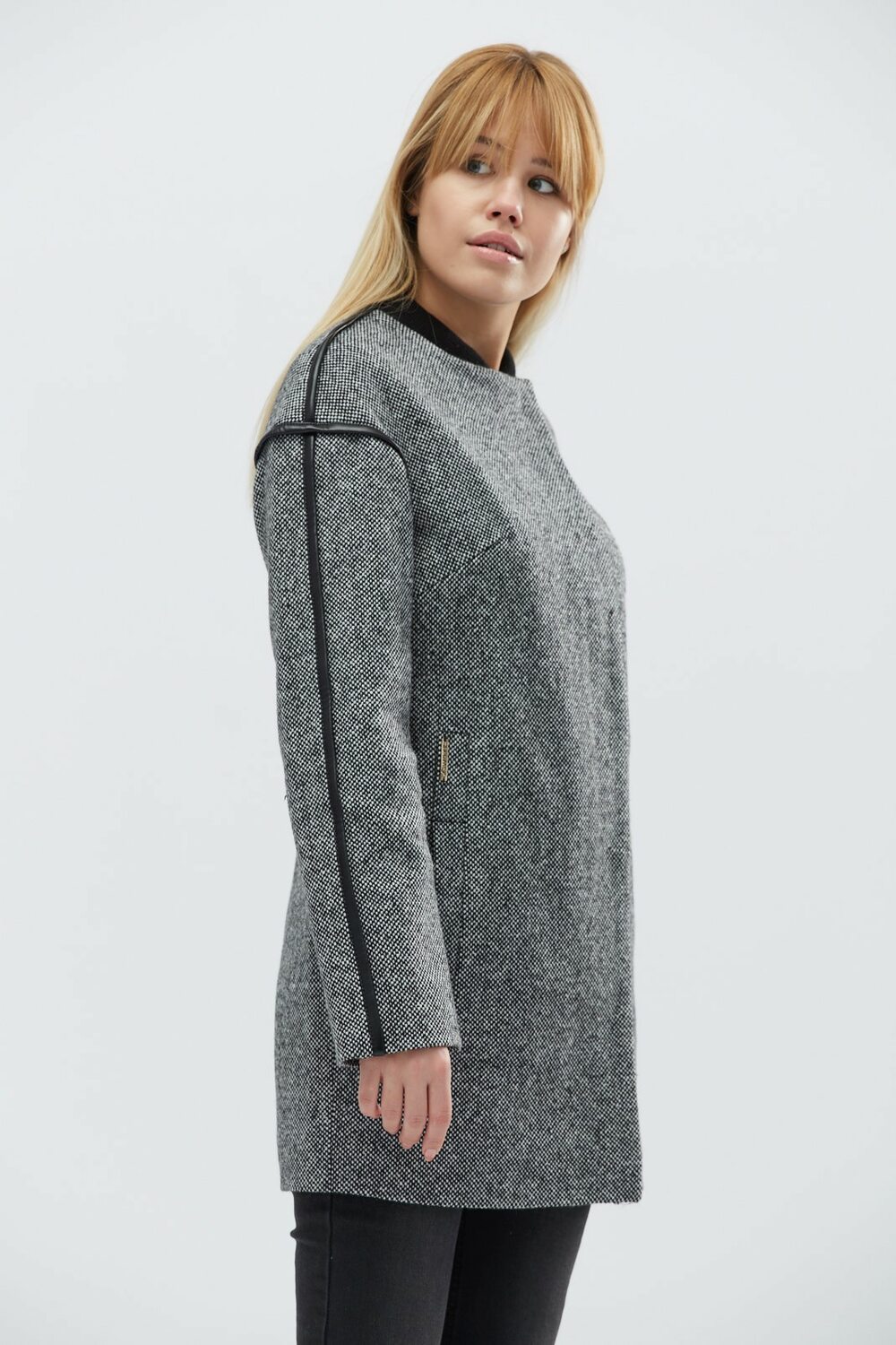 Жіноче пальто щільна пальтова тканина.