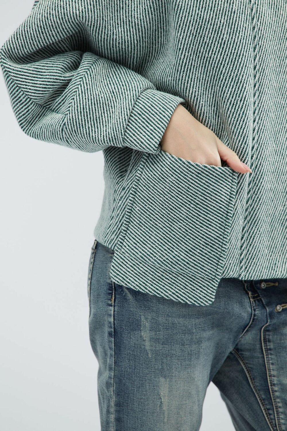 Коротке пальто з накладними кишенями