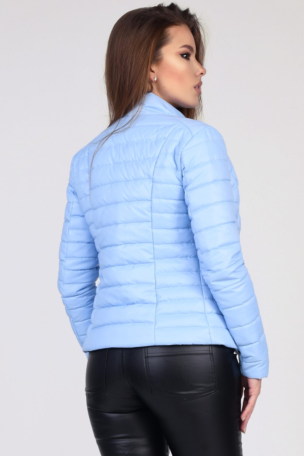 Короткая демисезонная куртка голубого цвета