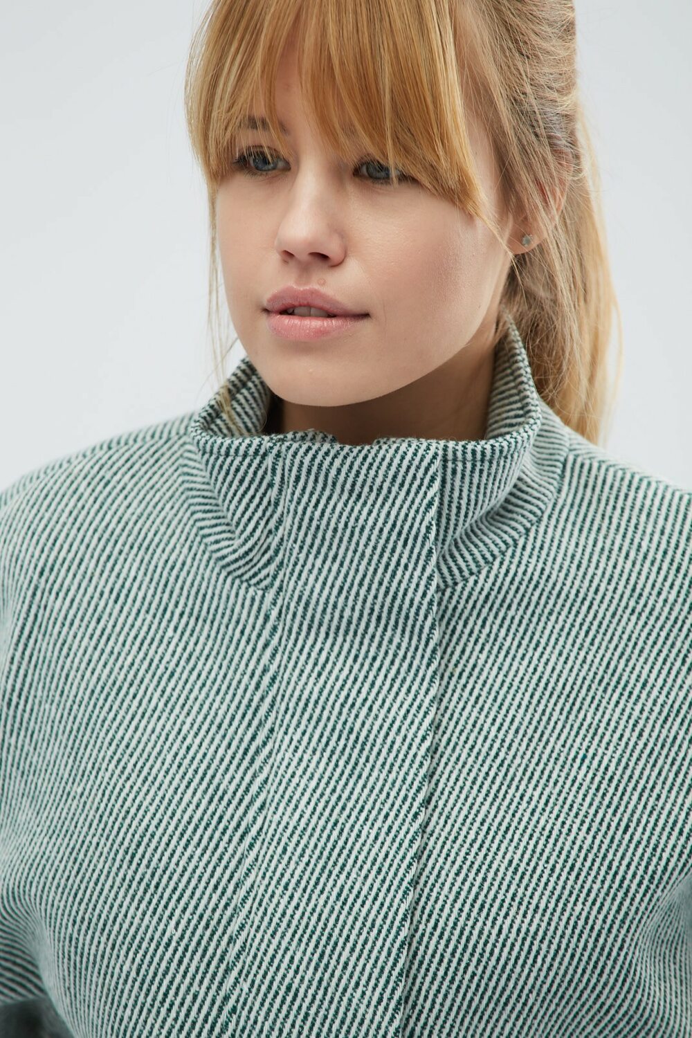 Коротке пальто з накладними кишенями