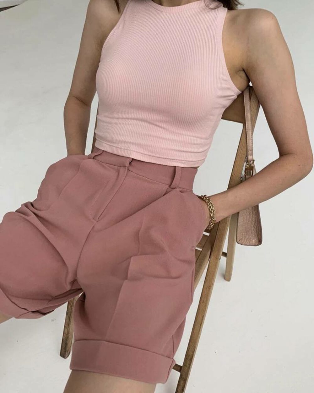 Жіночі стильні шорти бермуди пудрового кольору