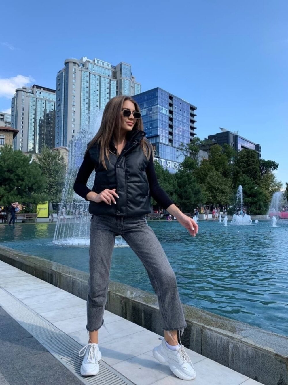 Жилетка з екошкіри на змійці та кнопках