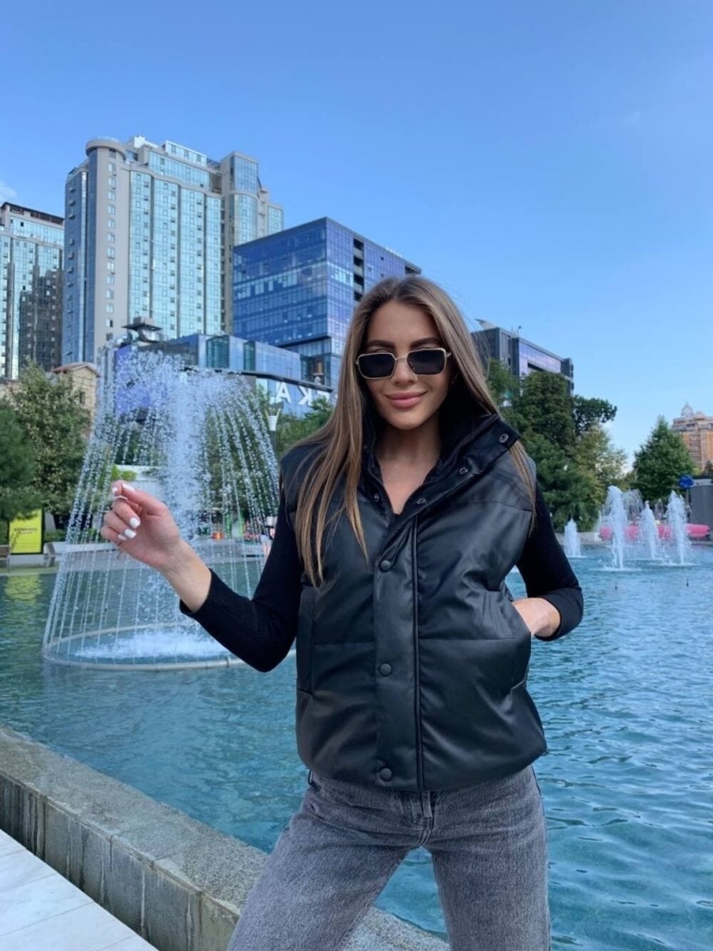 Жилетка з екошкіри на змійці та кнопках