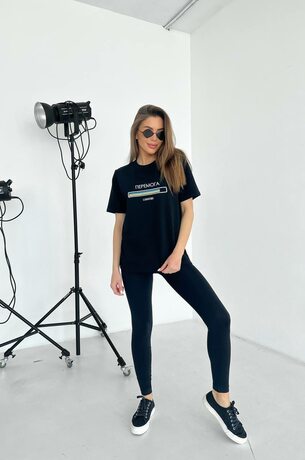 Футболка чорного кольору вільного крою
