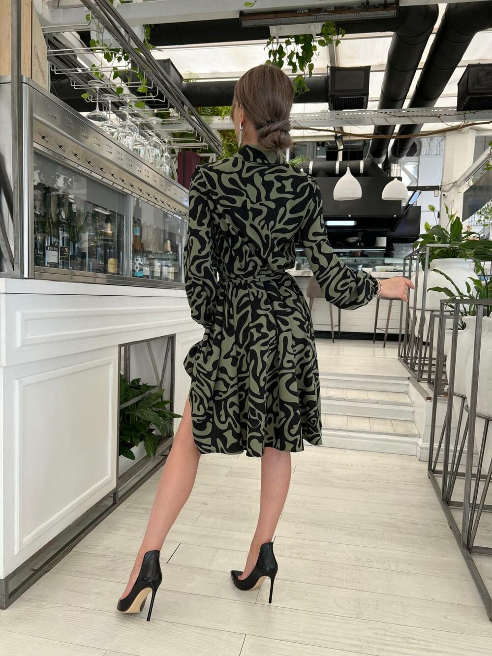 Прекрасное платье цвет хаки с поясом