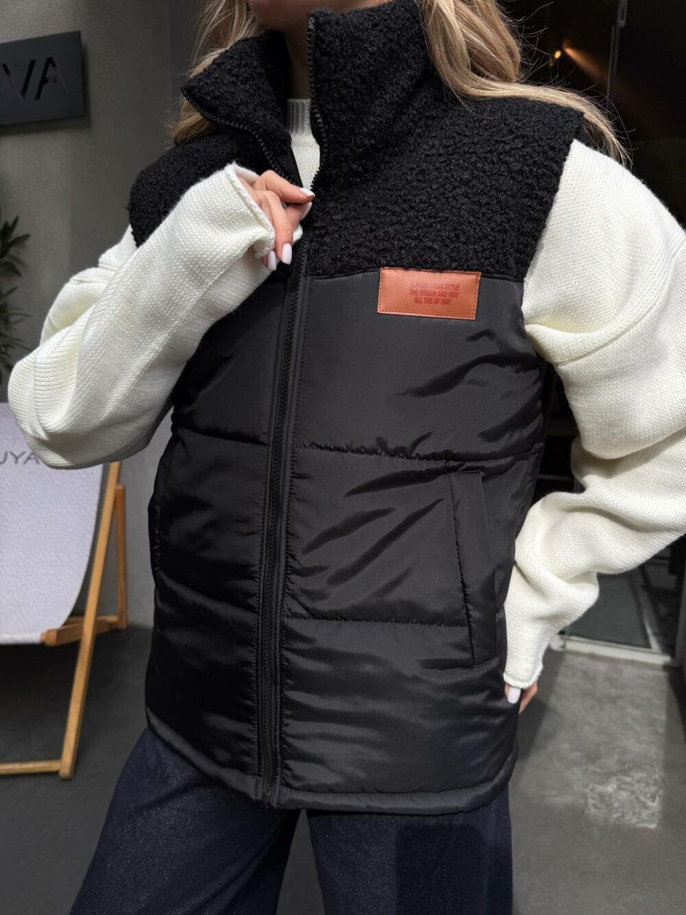 Жилет стьобаний з хутром баранчик колір чорний