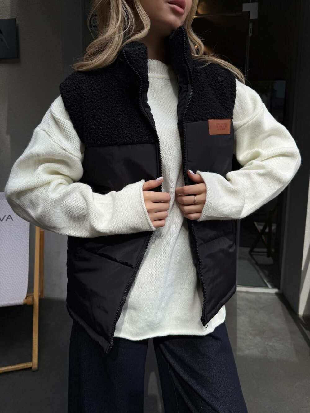 Жилет стьобаний з хутром баранчик колір чорний