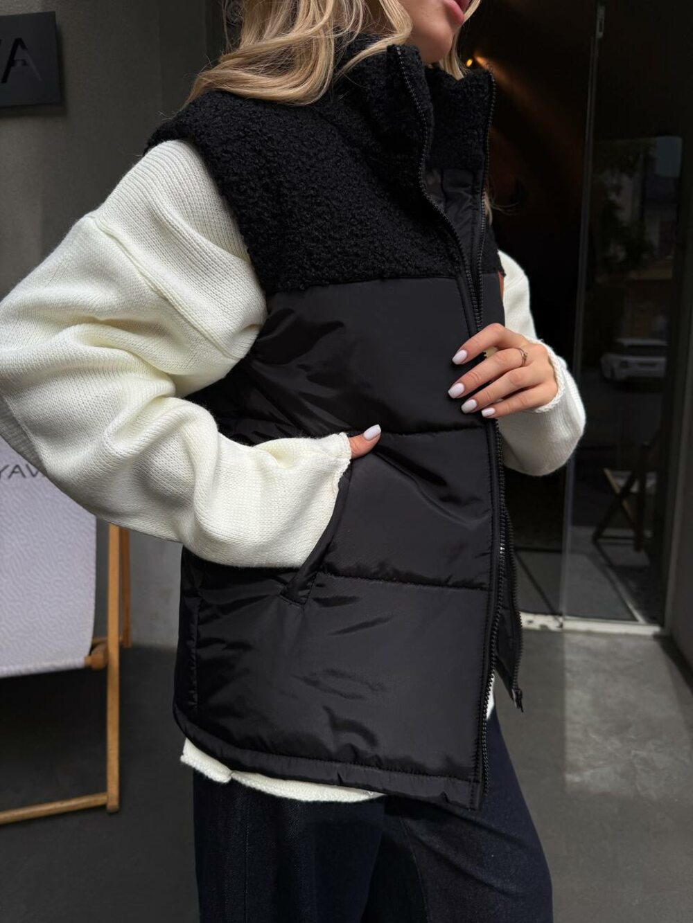 Жилет стьобаний з хутром баранчик колір чорний