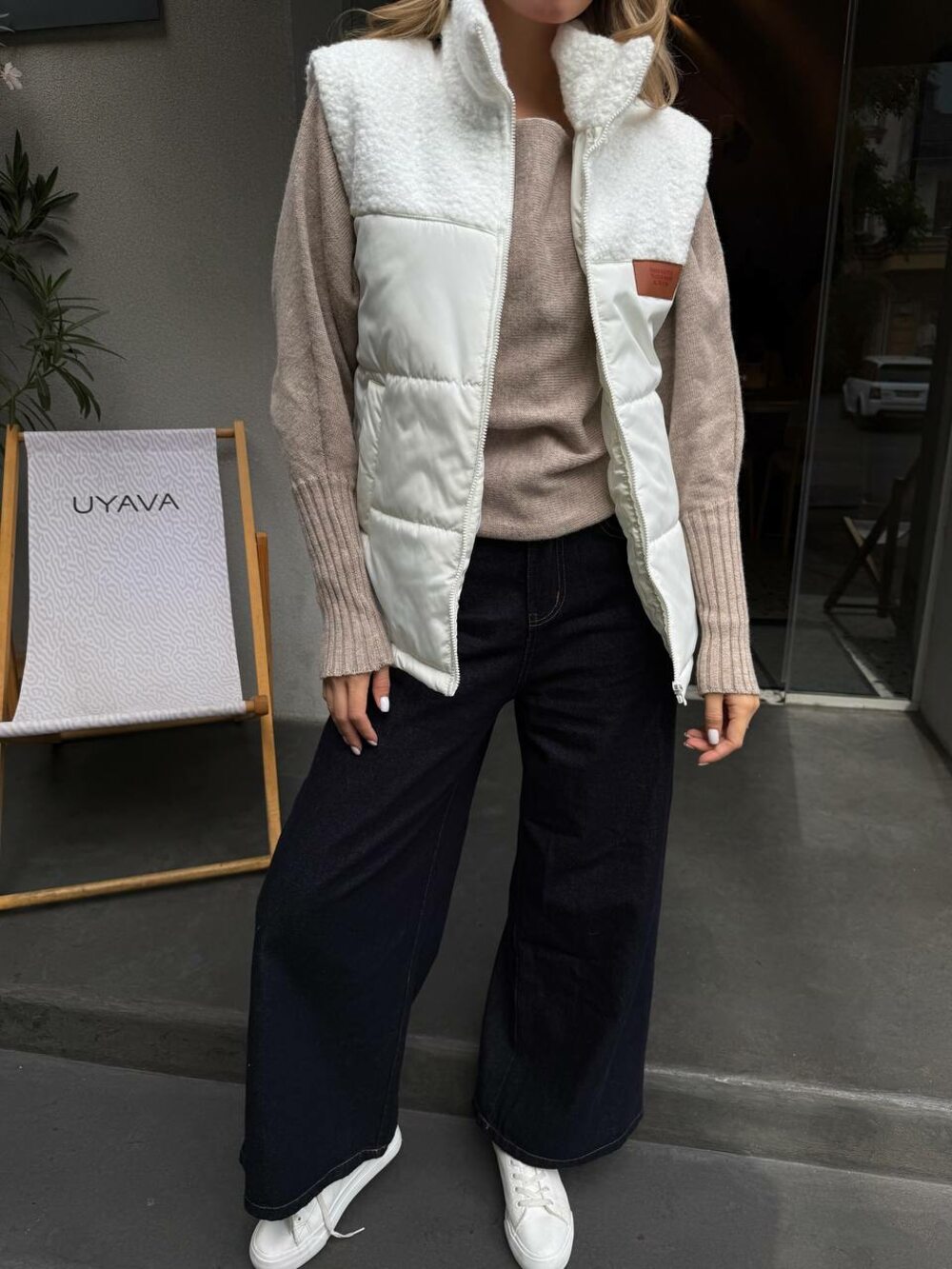 Жилет стьобаний з хутром баранчик колір молоко