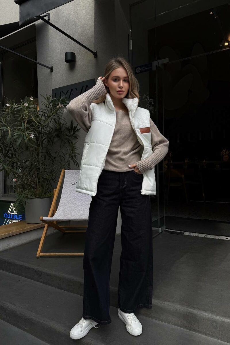 Жилет стьобаний з хутром баранчик колір молоко